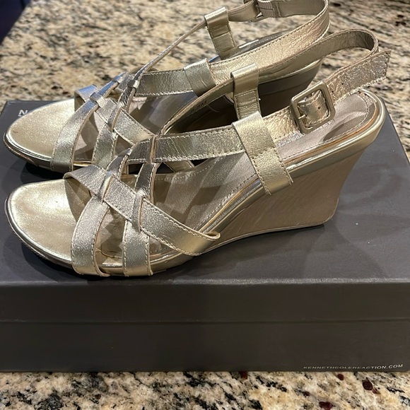 Kenneth Cole Reaction size 6.5 champagne metallic strappy wedge sandals. - Picture 2 of 5